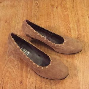 Low heeled suede pumps